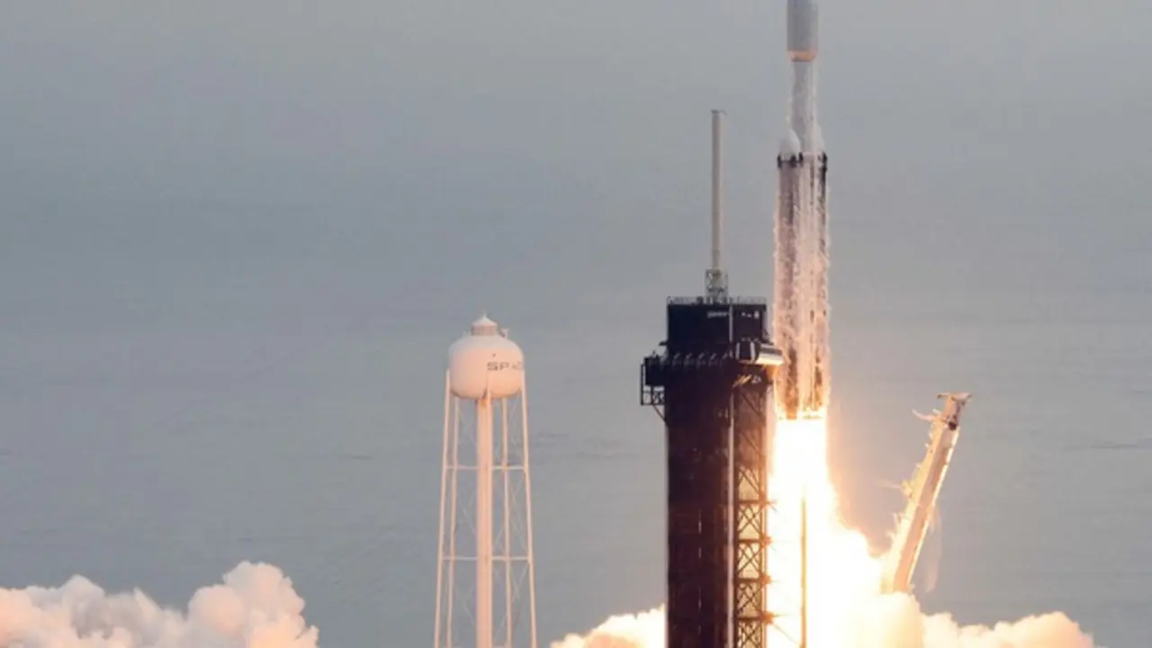 Tàu NASA 'mượn lực' sao Hỏa để tới hành tinh kim loại