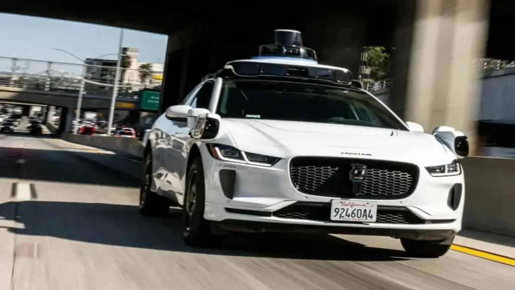 Taxi không người lái lao thẳng vào nước lũ, bị cuốn trôi