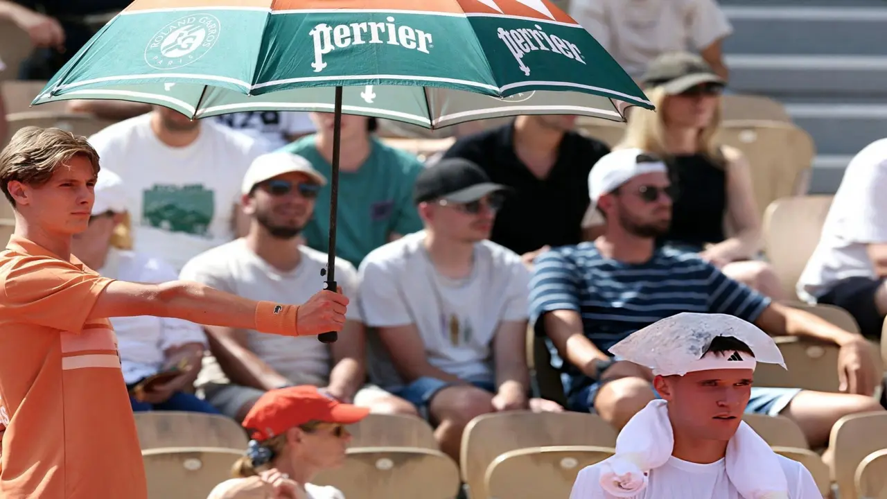 Tay vợt trẻ bức xúc vì phải thi đấu dưới nắng nóng tại Roland Garros
