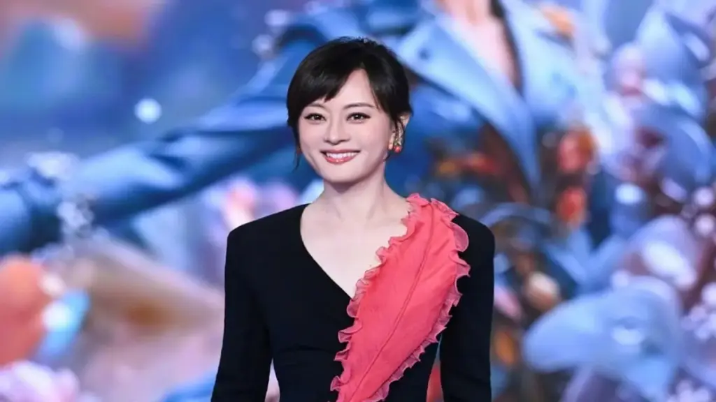 Thần thái cuốn hút của Tôn Lệ