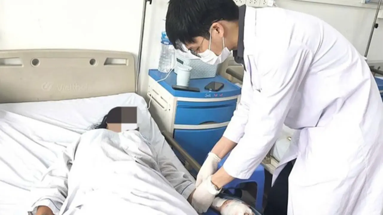 Thành công nối lại ngón tay gần đứt rời cho người phụ nữ 53 tuổi