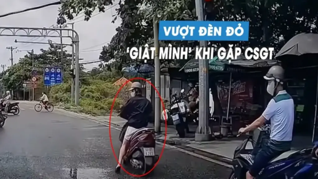 Thanh niên lái xe máy vượt đèn đỏ, 'hết hồn' phanh gấp khi thấy CSGT