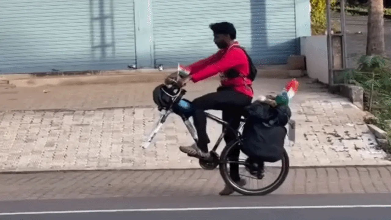 Thanh niên phượt 2.000km bằng xe đạp mất 1 bánh, dân mạng thán phục