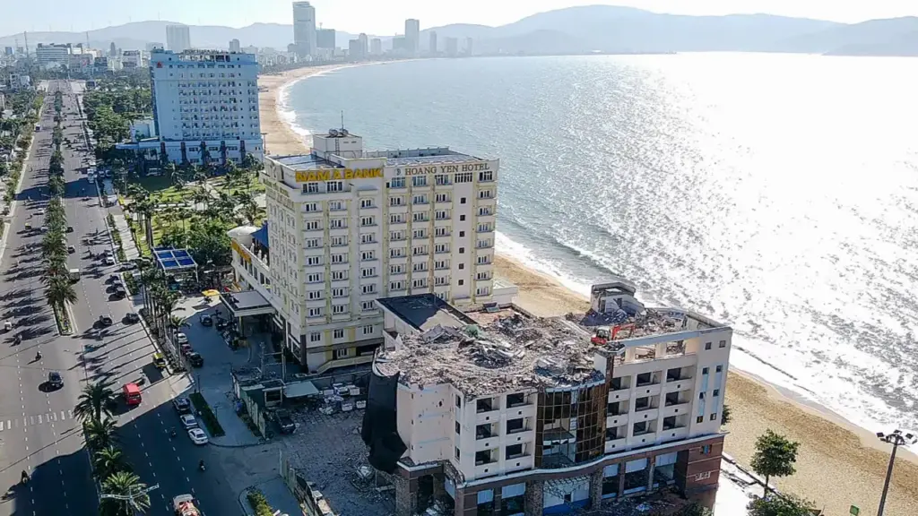 Tháo dỡ khách sạn chắn biển Quy Nhơn