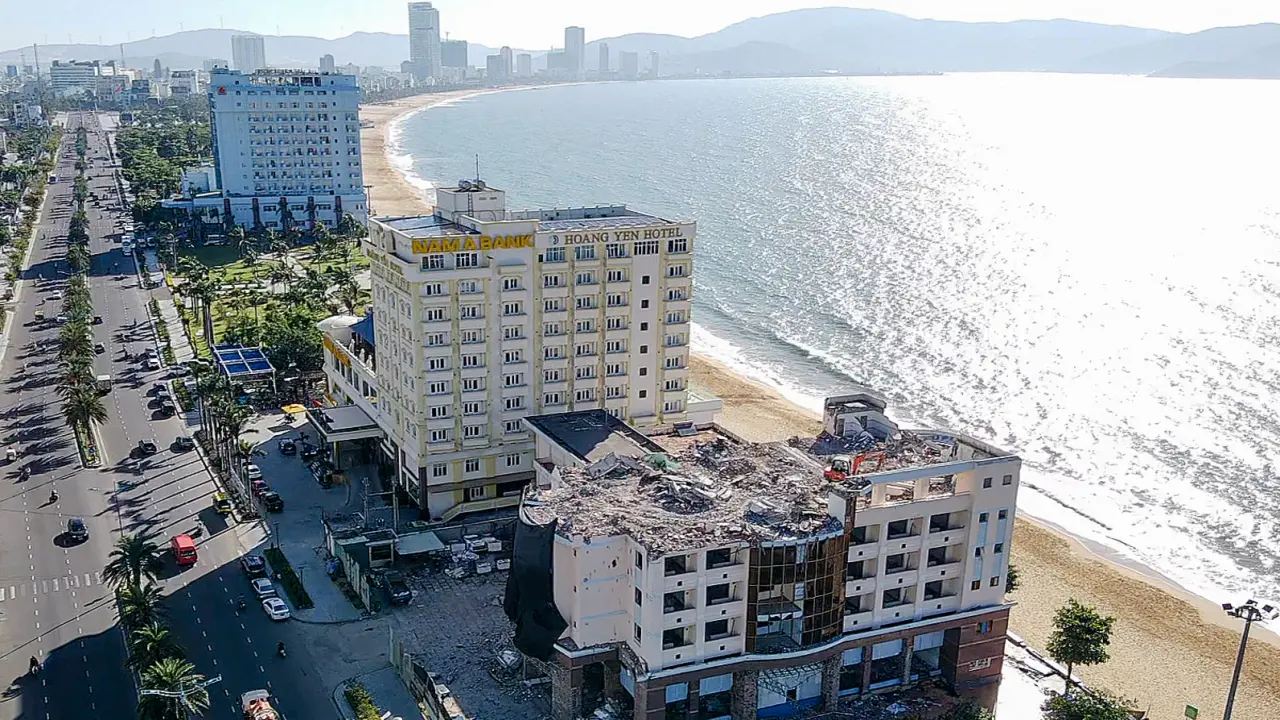 Tháo dỡ khách sạn chắn biển Quy Nhơn