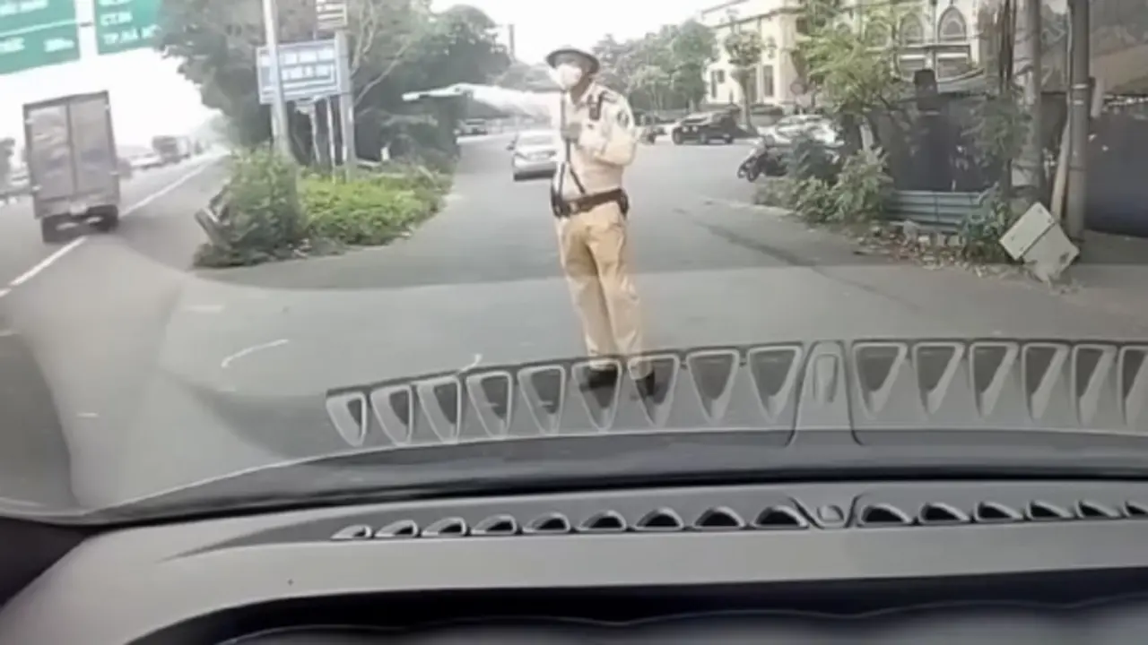 Thầy dạy lái xe để học viên đi sai còn thách thức CSGT, đăng video lên Facebook