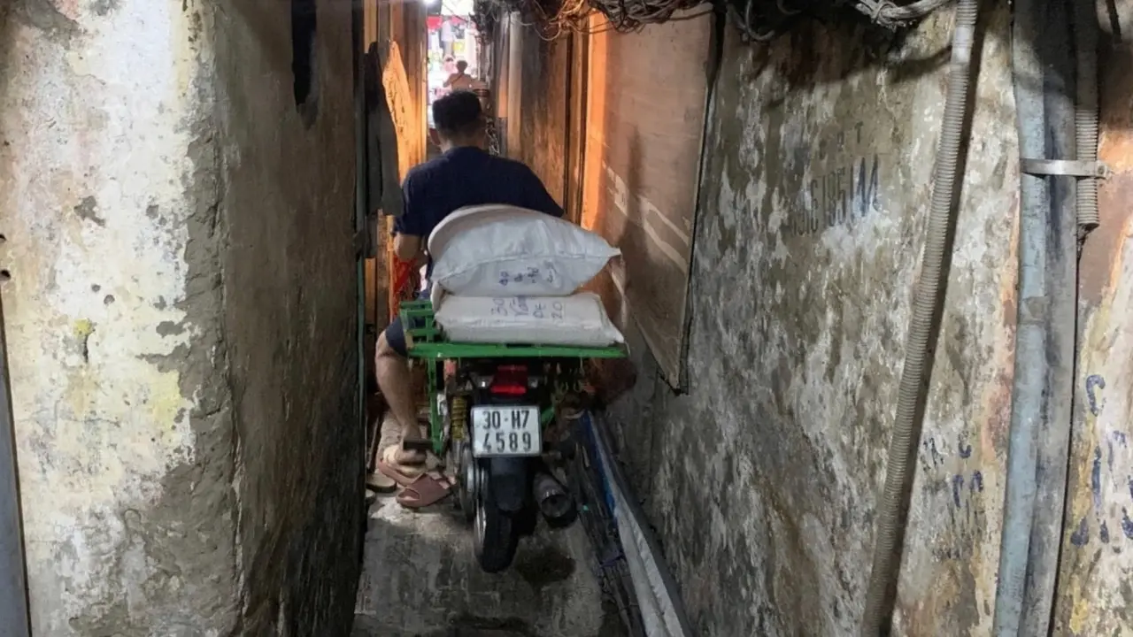 Thế 'mắc kẹt' của người dân phố cổ khi đổi xe điện