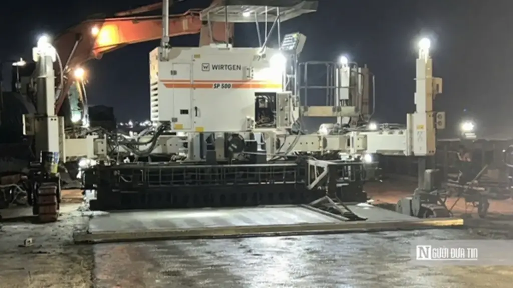 Thi công xuyên đêm, chạy nước rút về đích dự án mở rộng Cảng hàng không Phù Cát
