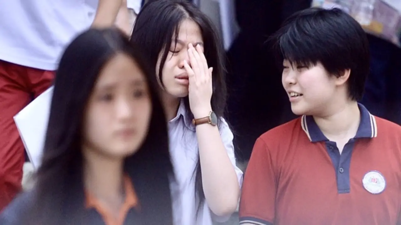 Thí sinh Hà Nội bật khóc nức nở khi ra khỏi phòng thi môn toán