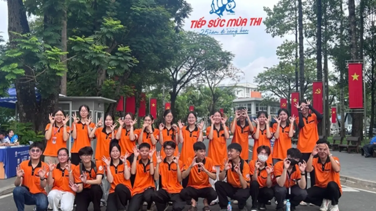 Thí sinh khóc vì quên giấy tờ, cả điểm thi cùng vào cuộc