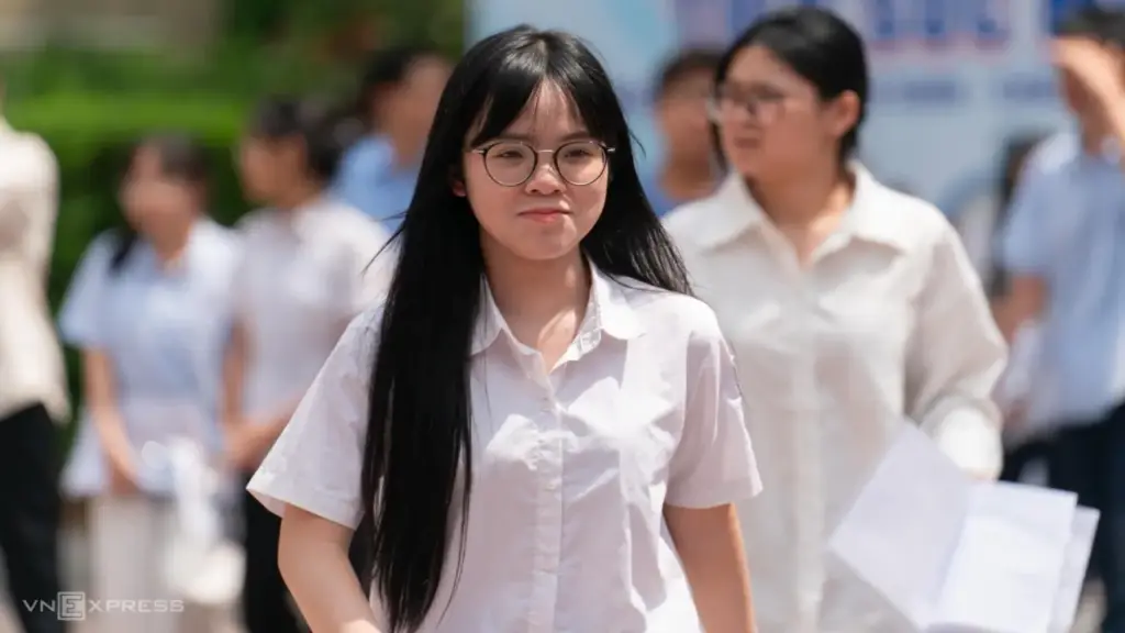 Thí sinh thong thả đến trường thi môn Toán