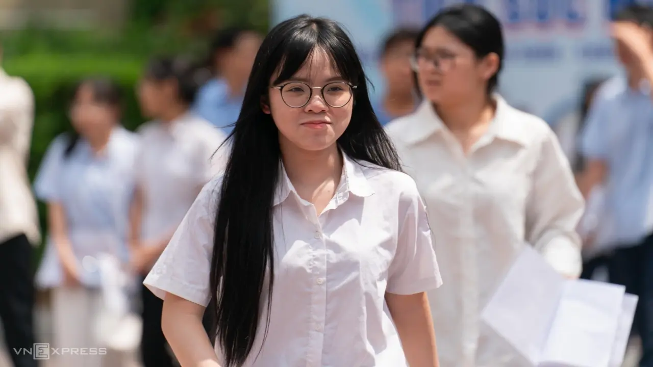Thí sinh thong thả đến trường thi môn Toán