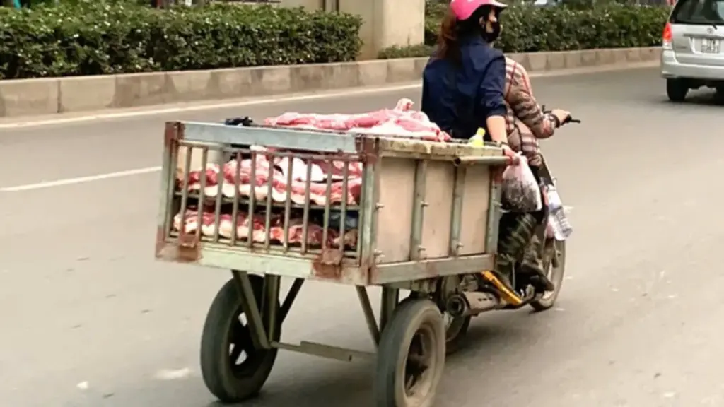 Thịt lợn 'hít bụi, phơi nắng' ồ ạt vào nội thành