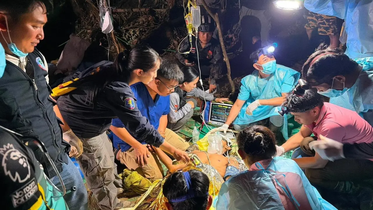 Thợ lặn giải cứu thành công một người kẹt trong hang ở Lào