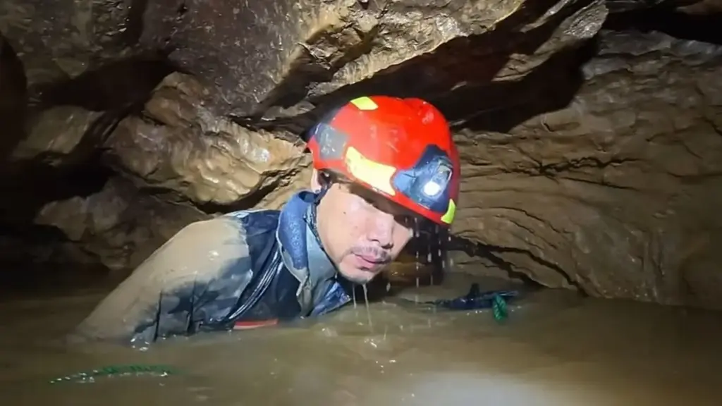 Thợ lặn tìm cách cứu 7 người kẹt một tuần trong hang ngập nước