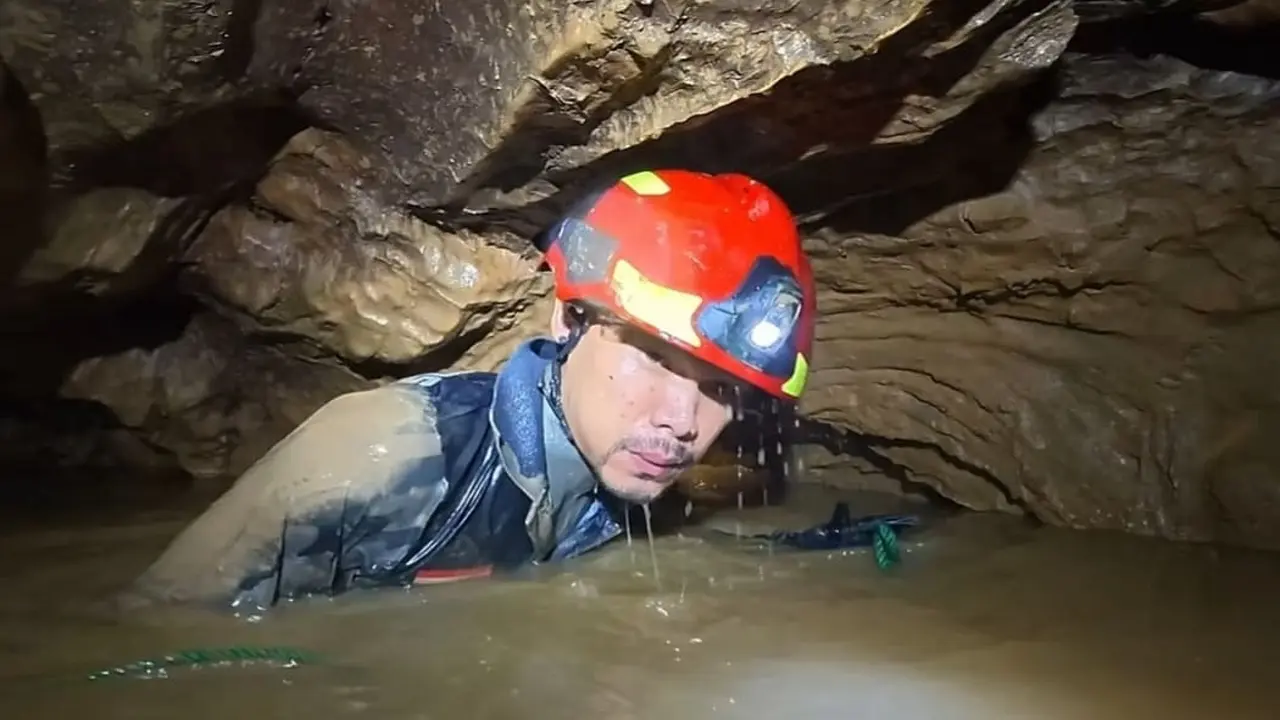 Thợ lặn tìm cách cứu 7 người kẹt một tuần trong hang ngập nước