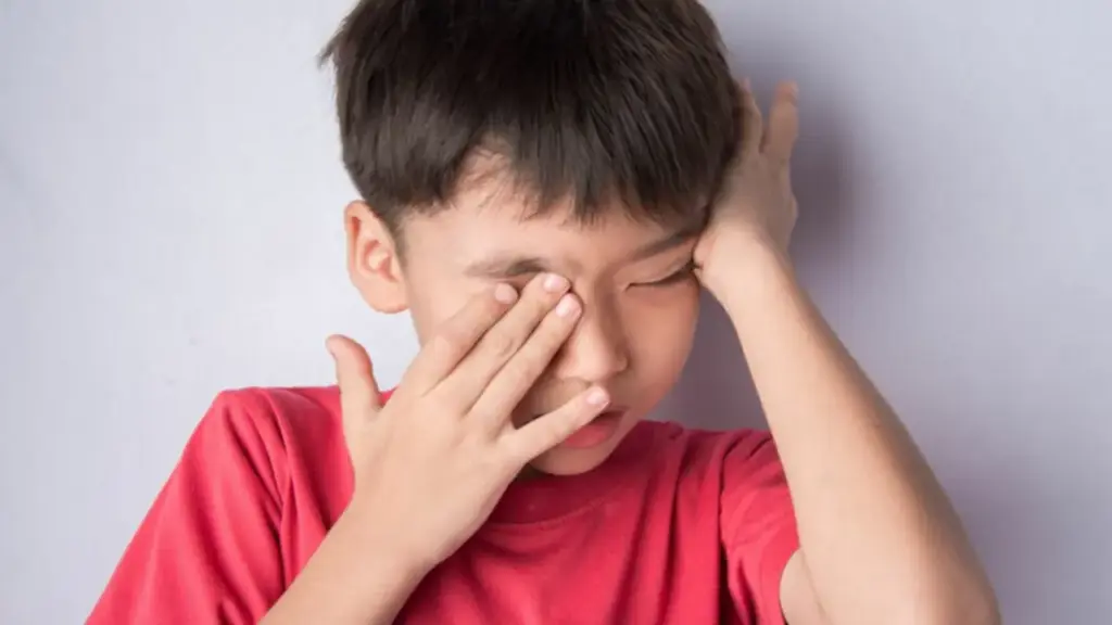 Thói quen dụi mắt tưởng vô hại nhưng có thể phá hỏng thị lực