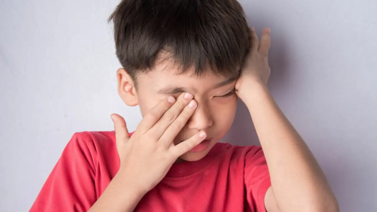 Thói quen dụi mắt tưởng vô hại nhưng có thể phá hỏng thị lực