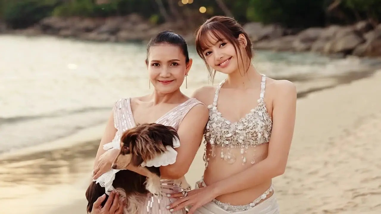 Thời trang du lịch của mẹ ca sĩ Lisa