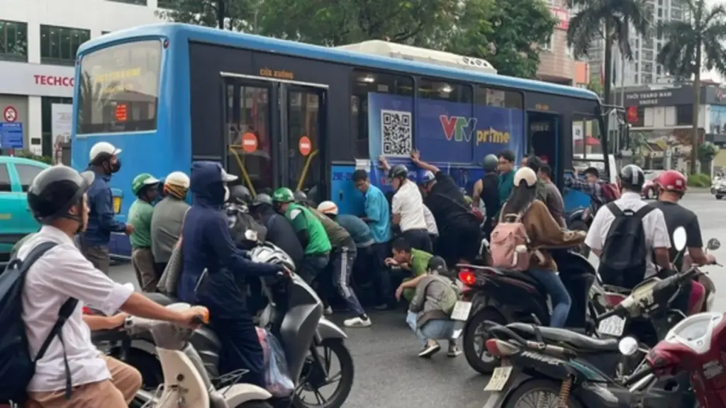 Thót tim khoảnh khắc hàng chục người nâng xe buýt cứu cô gái bị cuốn dưới gầm