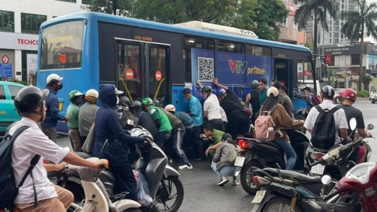 Thót tim khoảnh khắc hàng chục người nâng xe buýt cứu cô gái bị cuốn dưới gầm