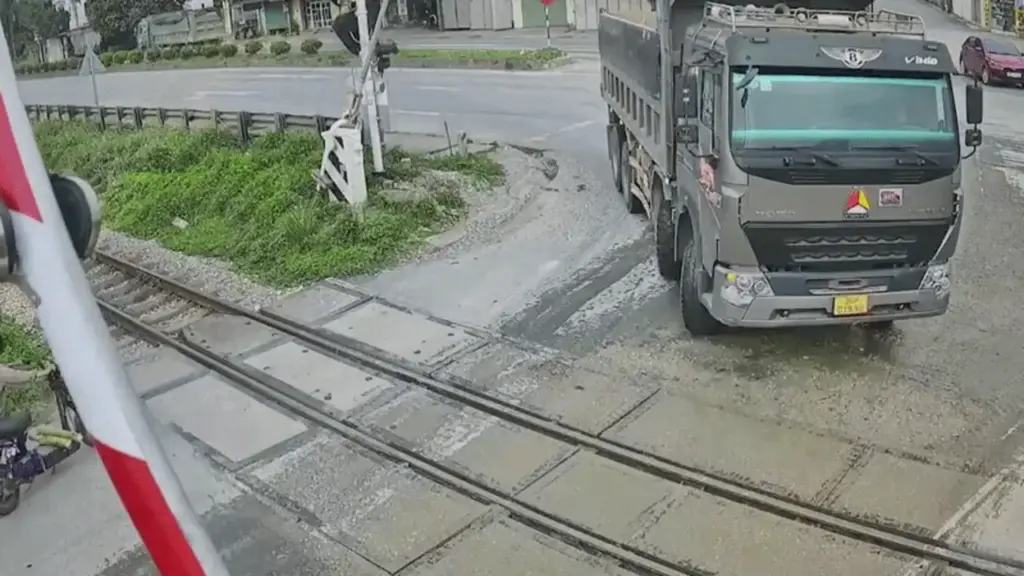 Thót tim tài xế xe tải "vật vã" vượt rào chắn đường sắt ngay trước mũi tàu