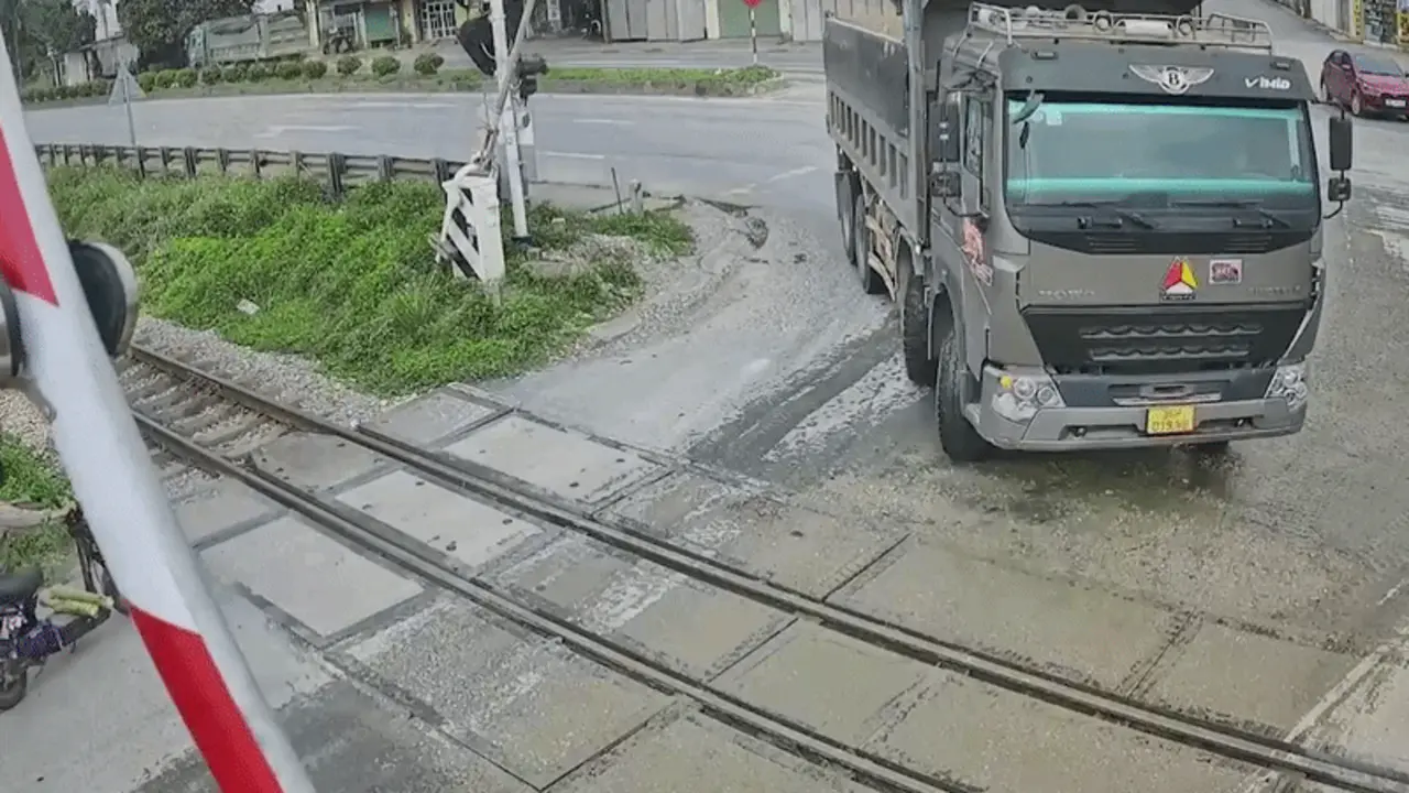 Thót tim tài xế xe tải "vật vã" vượt rào chắn đường sắt ngay trước mũi tàu