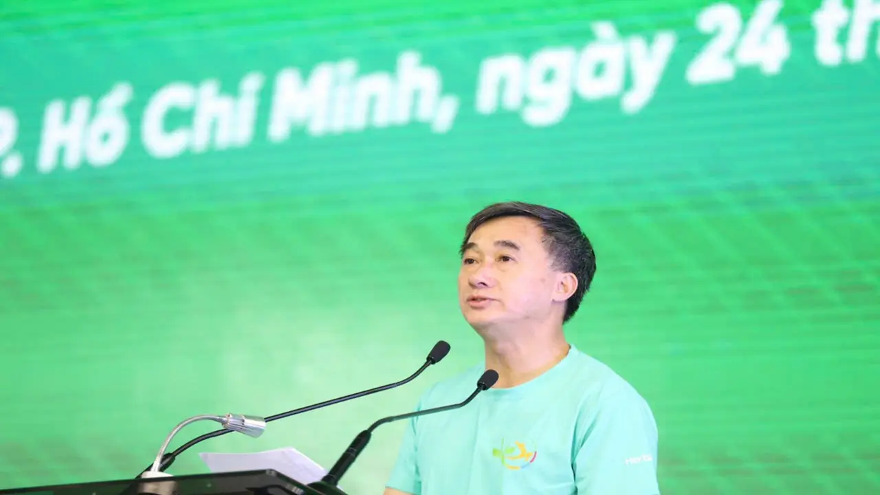 Thứ trưởng Bộ Y tế Trần Văn Thuấn: 'Phòng bệnh nằm ngay trong đôi giày đi bộ'