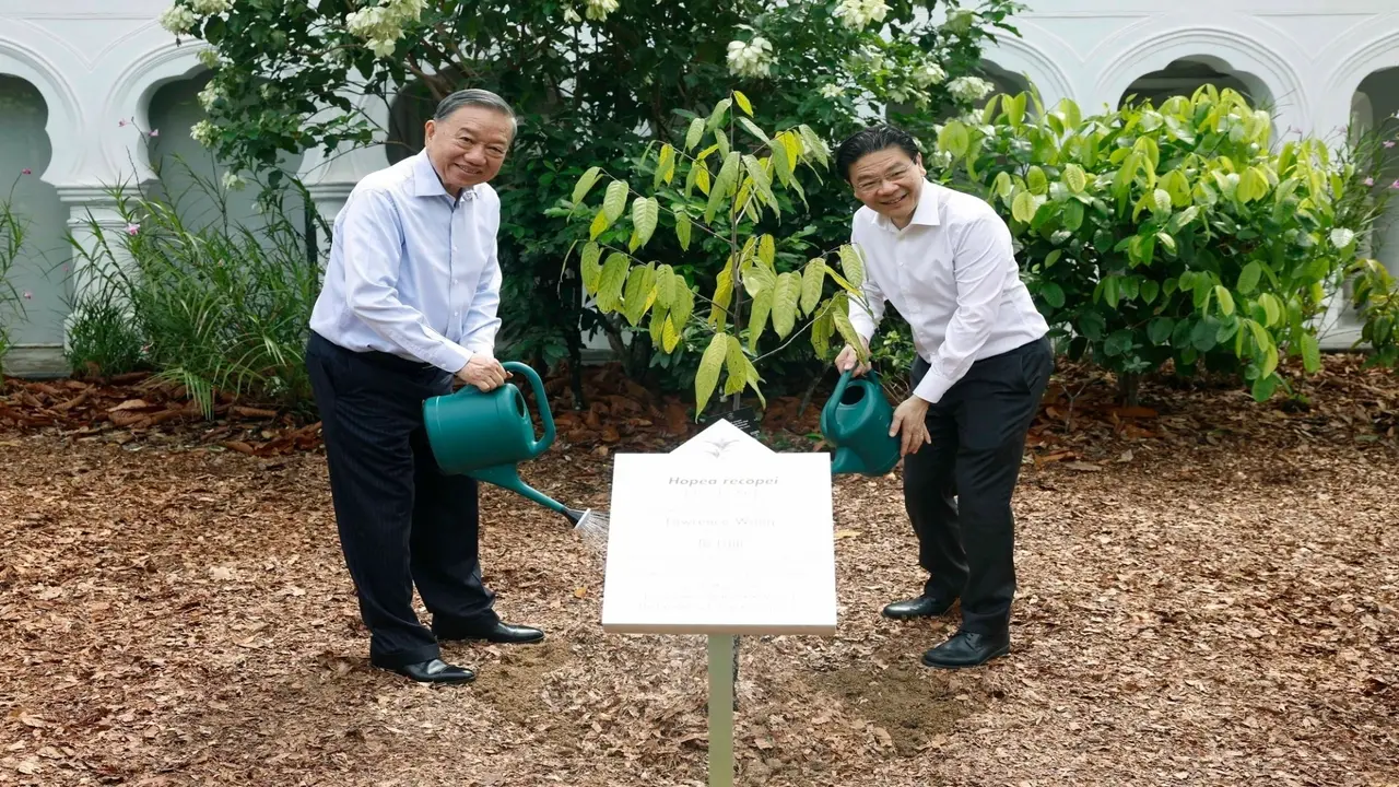 Thủ tướng Singapore đăng ảnh trồng cây cùng Tổng Bí thư, Chủ tịch nước