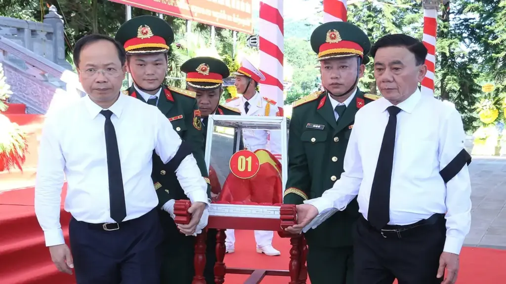 Thường trực Ban Bí thư Trần Cẩm Tú dự lễ an táng 9 liệt sĩ hy sinh tại Lào