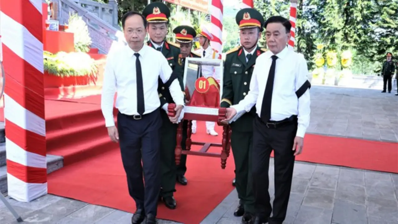 Thường trực Ban Bí thư Trần Cẩm Tú dự lễ an táng hài cốt liệt sĩ ở Hà Tĩnh