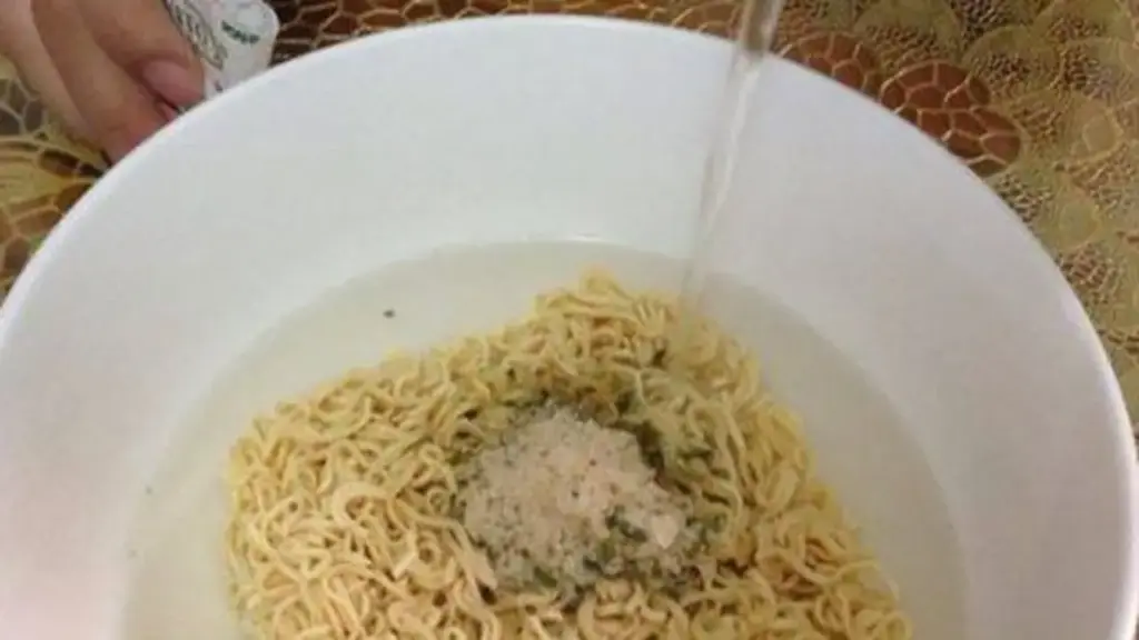 Thường xuyên ăn mì ăn liền, người đàn ông 45 tuổi "sốc nặng" khi đi khám