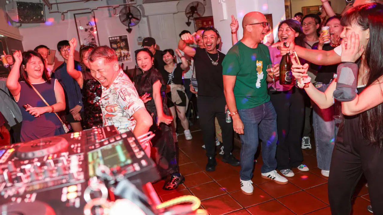 Tiệm trà trăm tuổi mở tiệc DJ hút khách trẻ