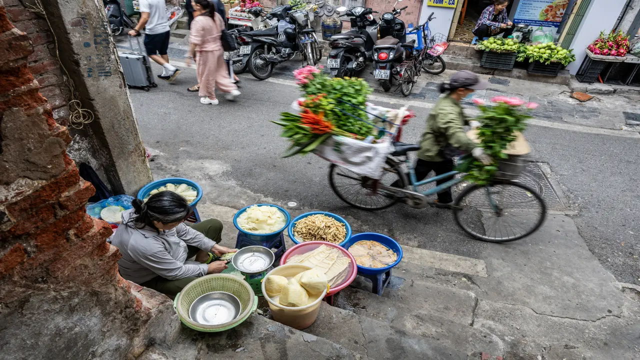 Tiểu thương co kéo từng cm khi dẹp vỉa hè