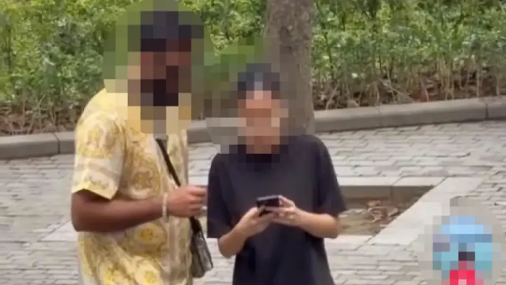 TikToker bị tố dàn dựng clip 'tặng iPhone' ở Việt Nam là ai?
