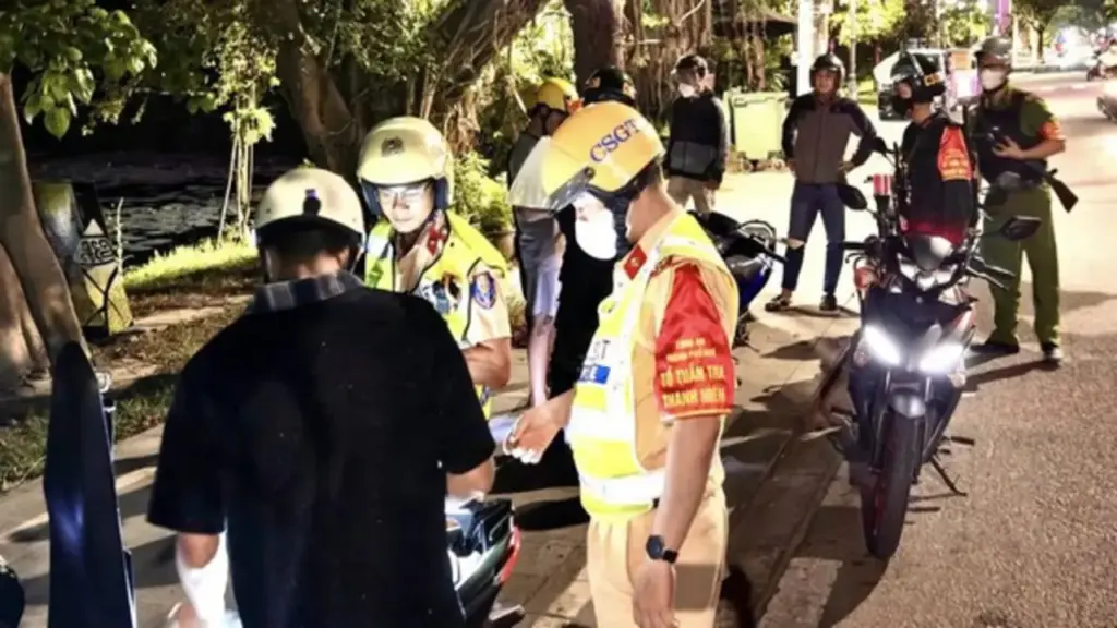 Tổ tuần tra đêm đặc biệt của Công an thành phố Huế trong kỳ nghỉ lễ