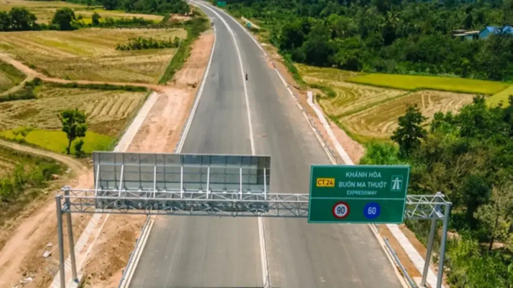 Toàn cảnh đoạn cao tốc dài nhất nối rừng - biển qua Đắk Lắk sắp cán đích