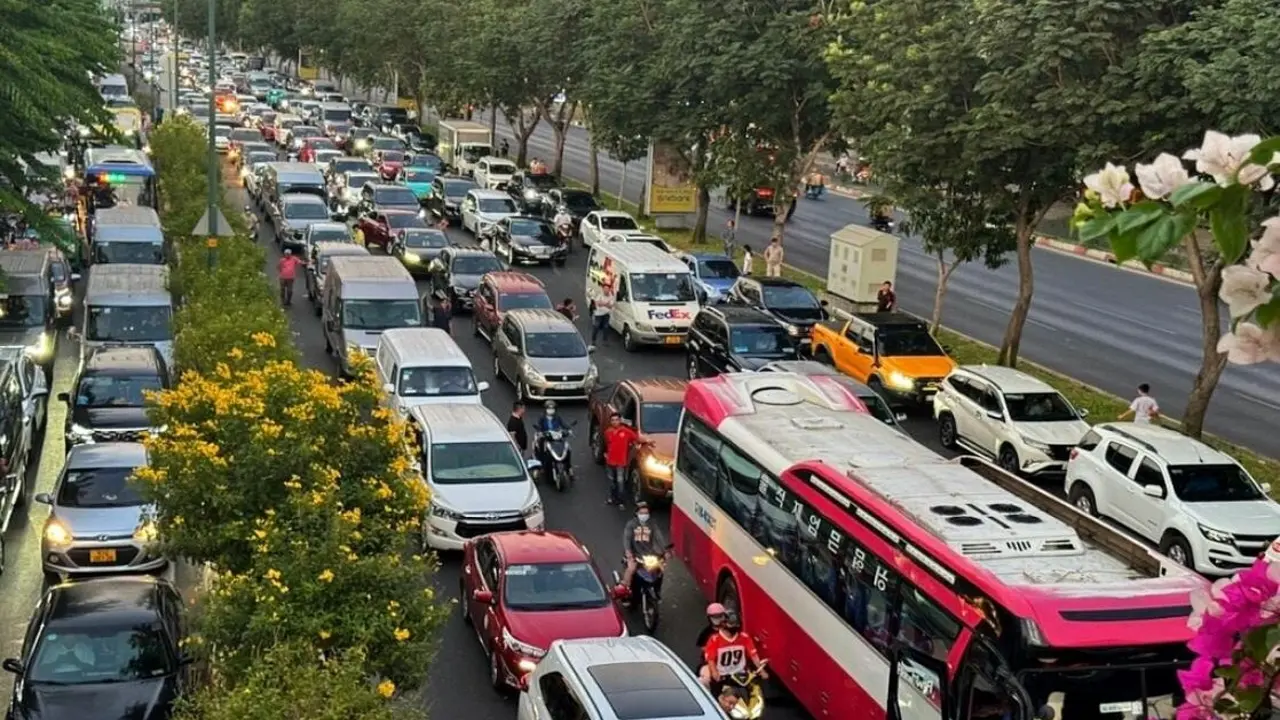Tôi khổ sở 'xin đường' xe máy trên làn dành cho ôtô