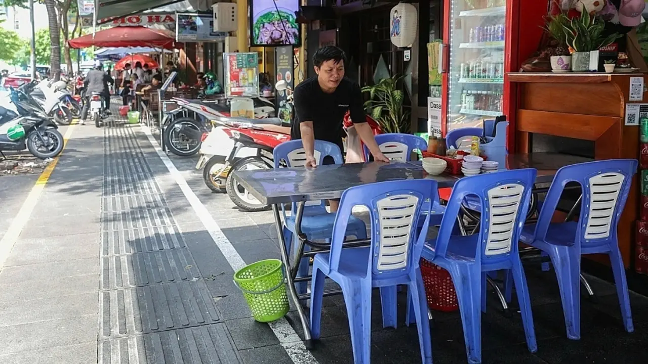 'Tôi lo quán phở mất khách vì người khác thuê vỉa hè'