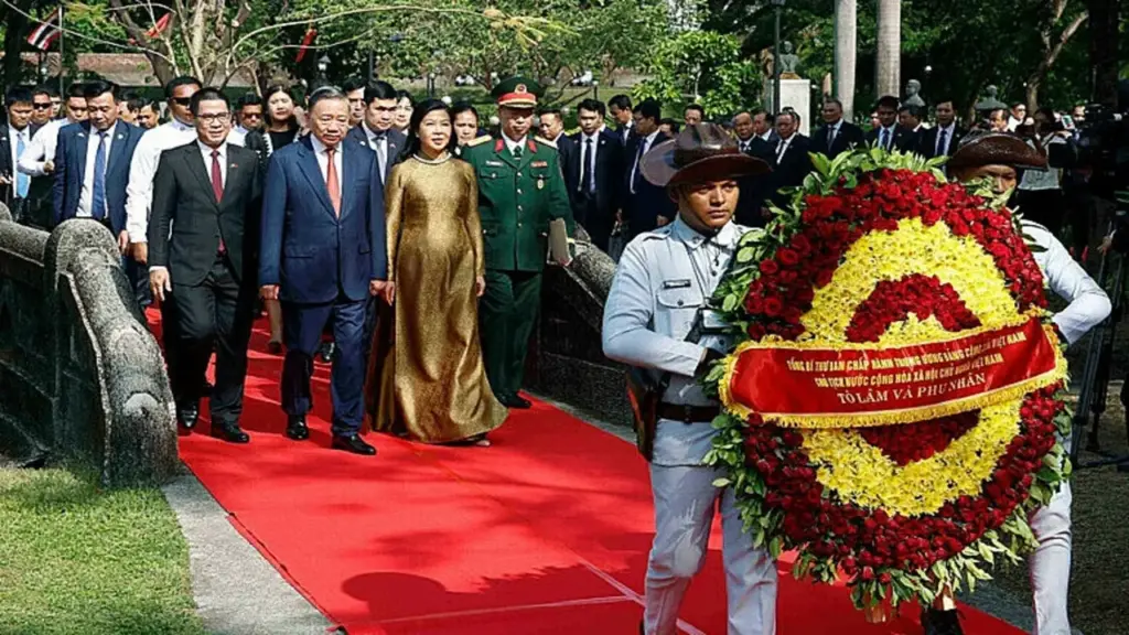 Tổng Bí thư, Chủ tịch nước dâng hoa tại tượng đài Chủ tịch Hồ Chí Minh ở Philippines