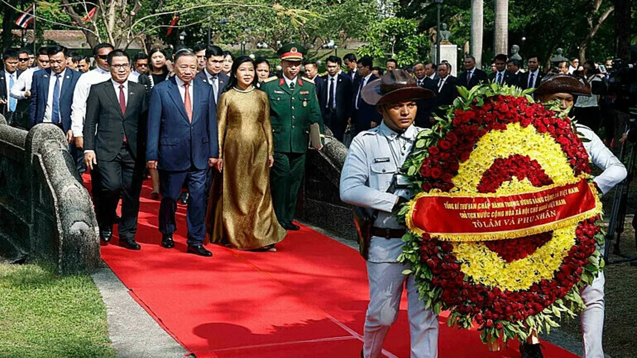 Tổng Bí thư, Chủ tịch nước dâng hoa tại tượng đài Chủ tịch Hồ Chí Minh ở Philippines