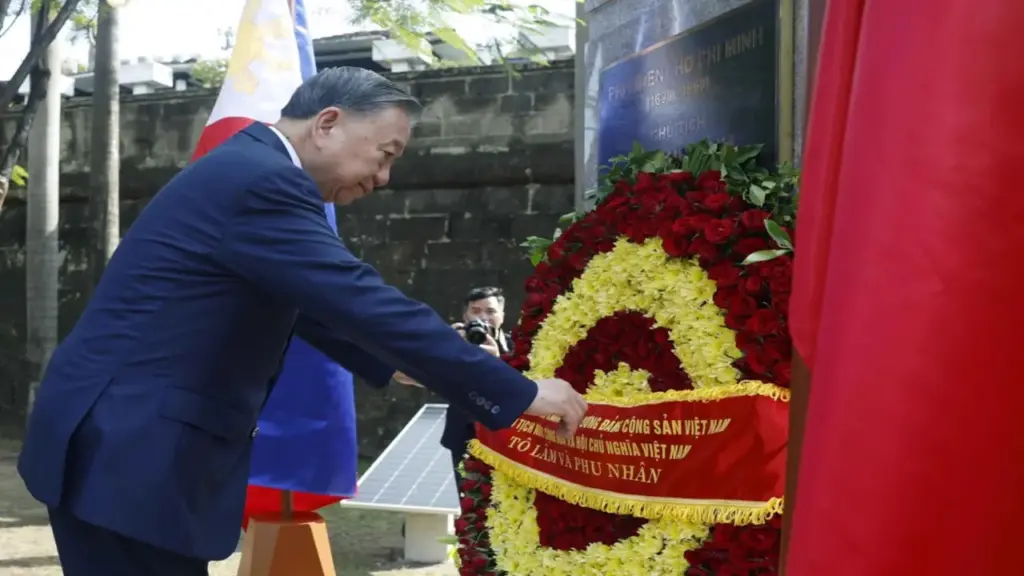 Tổng Bí thư, Chủ tịch nước Tô Lâm dâng hoa tại Tượng đài Chủ tịch Hồ Chí Minh ở Philippines