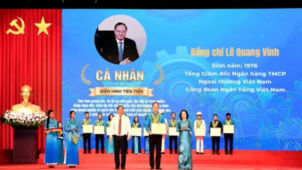 Tổng giám đốc Vietcombank vinh dự được khen thưởng với thành tích xuất sắc