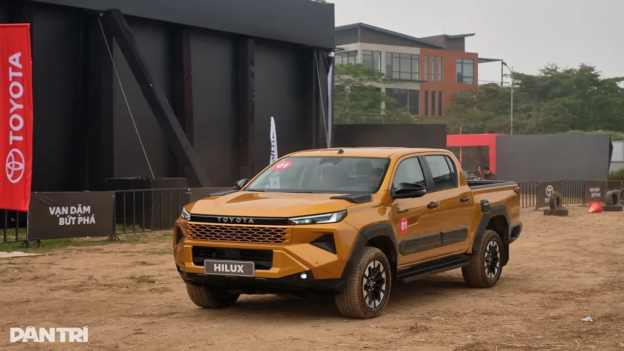 Toyota Hilux ngược dòng tăng doanh số nhưng vẫn thua Ford Ranger
