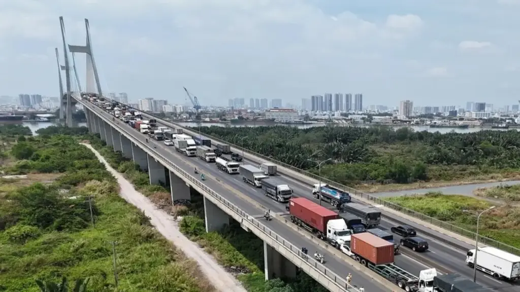 TPHCM hạn chế xe cộ qua cầu Phú Mỹ hơn 1 tháng