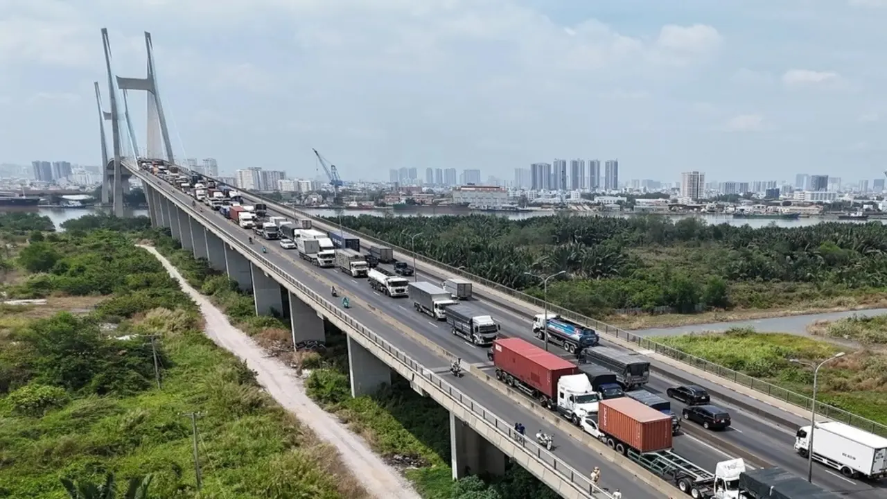 TPHCM hạn chế xe cộ qua cầu Phú Mỹ hơn 1 tháng