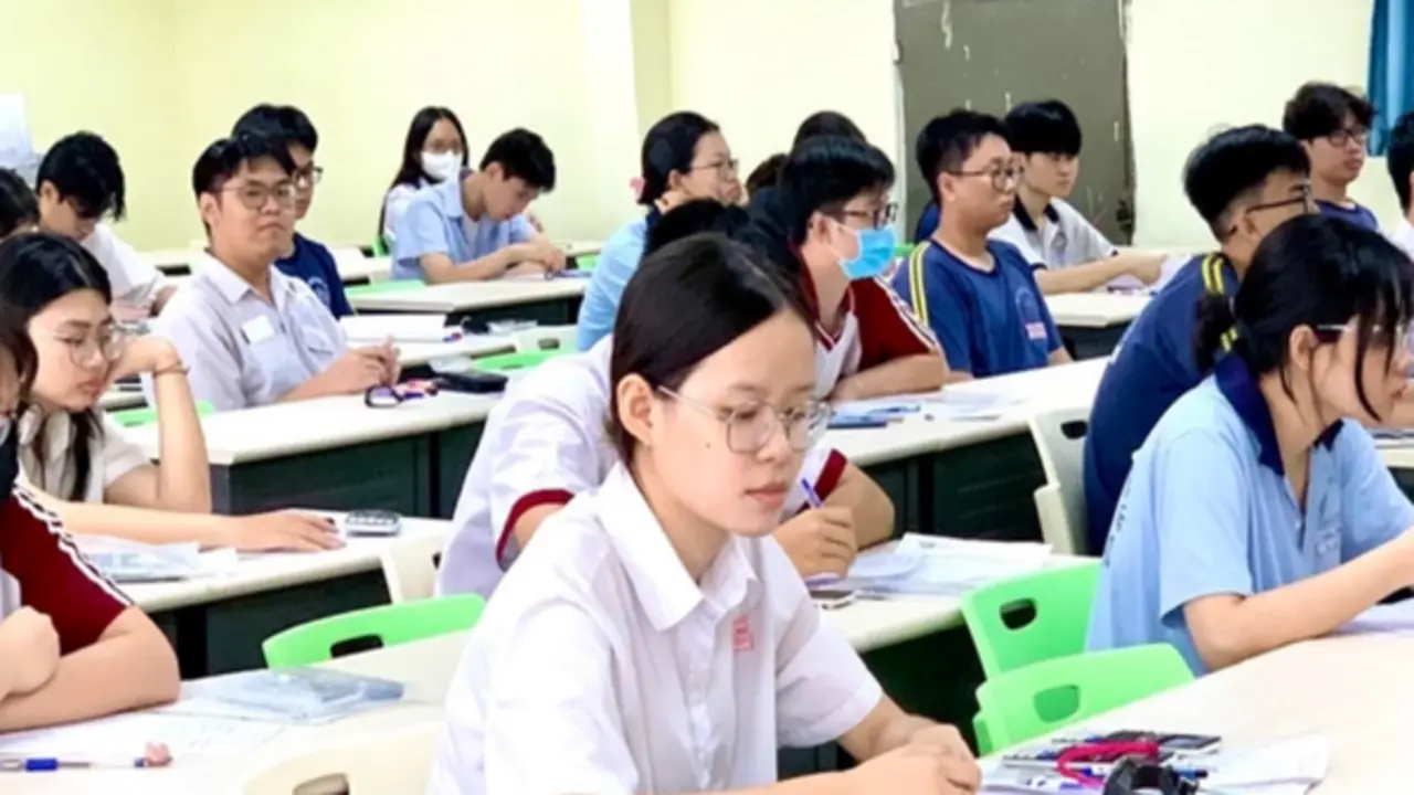 Tp.HCM tính bỏ thi lớp 10, mở rộng xét học bạ: Cuộc đua vào trường công sắp đổi chiều?