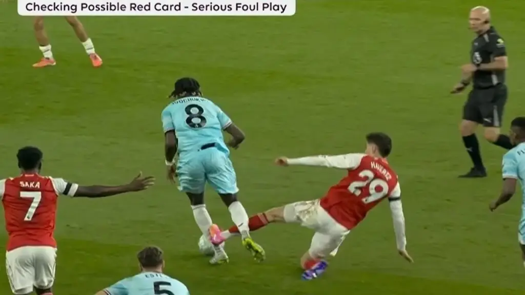 Tranh cãi khi Havert thoát thẻ đỏ trong trận thắng của Arsenal