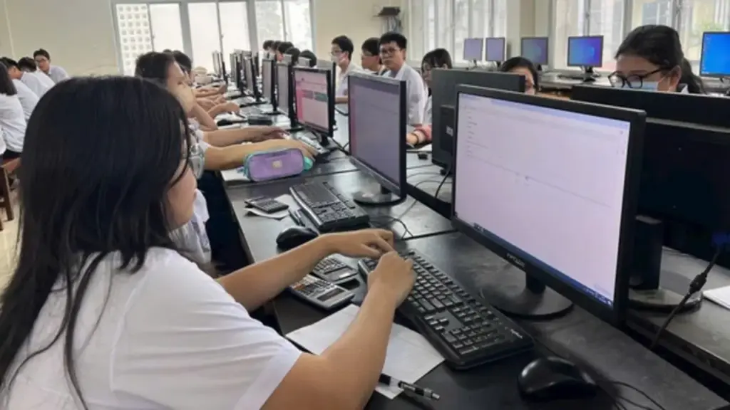 Trẻ học công nghệ, tiếp cận AI sớm có lợi gì?