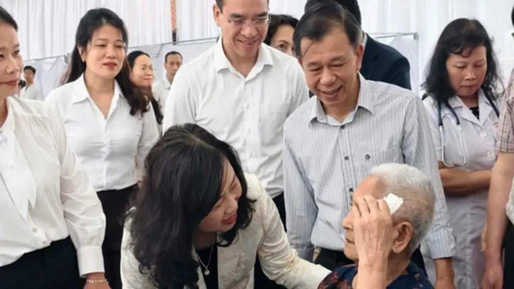 Triển khai khám sức khỏe định kỳ cho người dân